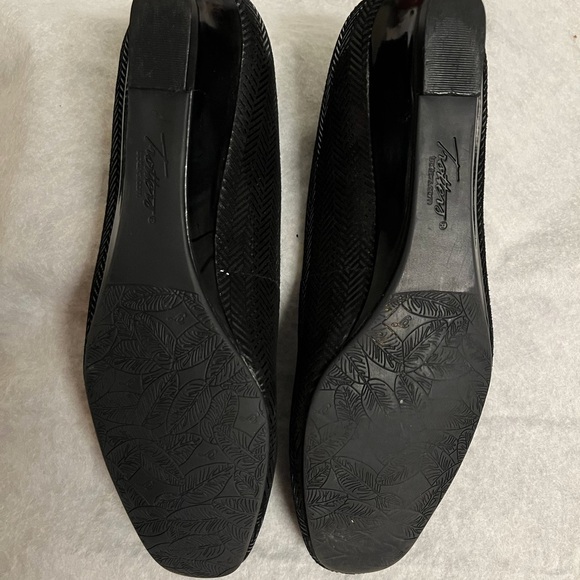 Black dress shoe with wedge heel. - Picture 5 of 8